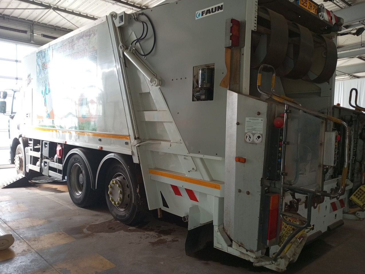 BOM de marque Renault 320 DXI- Benne FAUN Turbo changée en août 2023 - fuite hydraulique avant passage aux mines - arrêt de circulation octobre 2023 - batterie HS - état correct - factures disponibles - Vuilniswagen: afbeelding 3 BOM de marque Renault 320 DXI- Benne FAUN Turbo changée en août 2023 - fuite hydraulique avant passage aux mines - arrêt de circulation octobre 2023 - batterie HS - état correct - factures disponibles - Vuilniswagen: afbeelding 3