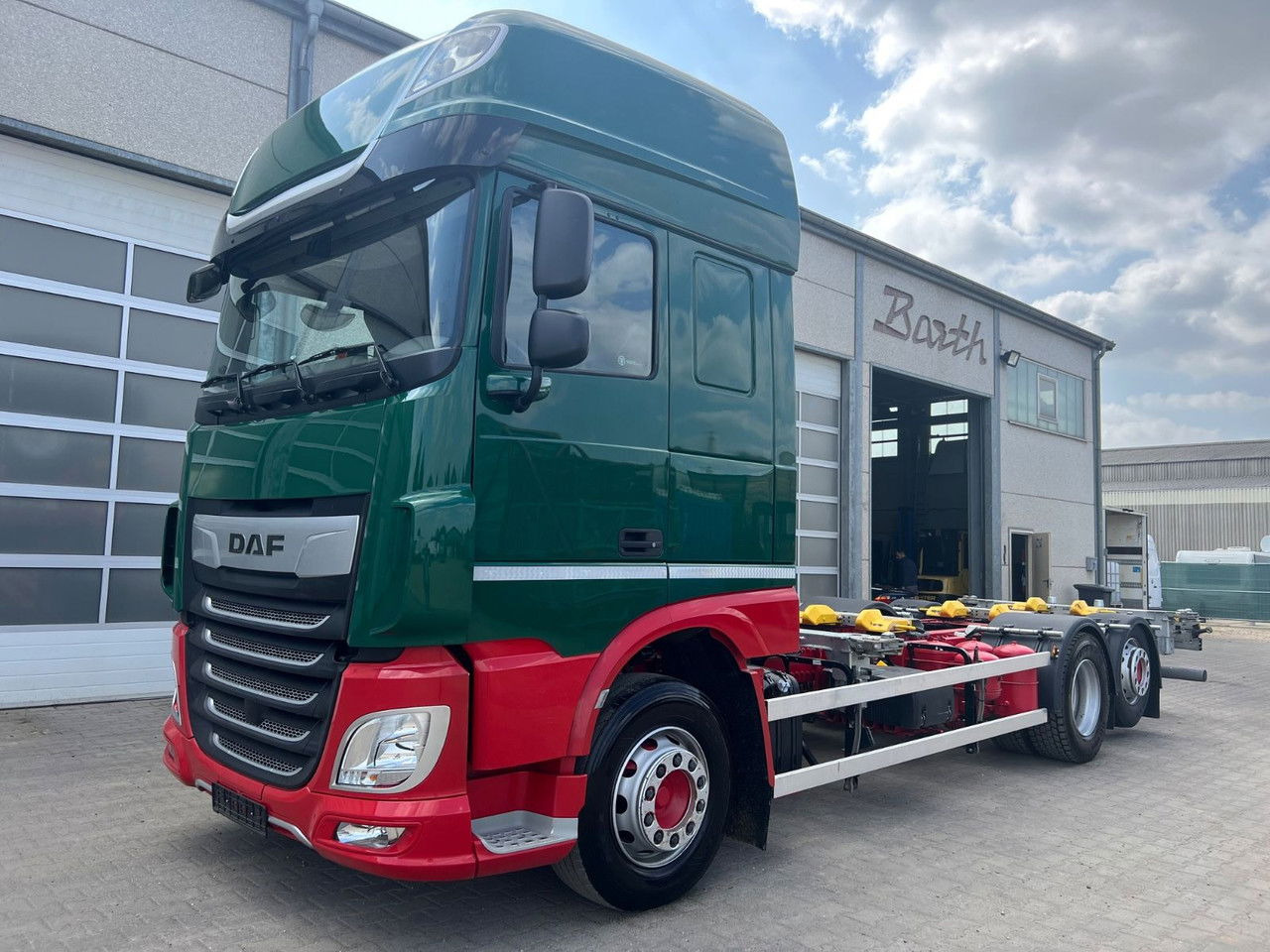 DAF XF 480 FAN SSC BDF C715/745 + Intarder + 2x Tank - Containertransporter/ Wissellaadbak vrachtwagen: afbeelding 1 DAF XF 480 FAN SSC BDF C715/745 + Intarder + 2x Tank - Containertransporter/ Wissellaadbak vrachtwagen: afbeelding 1