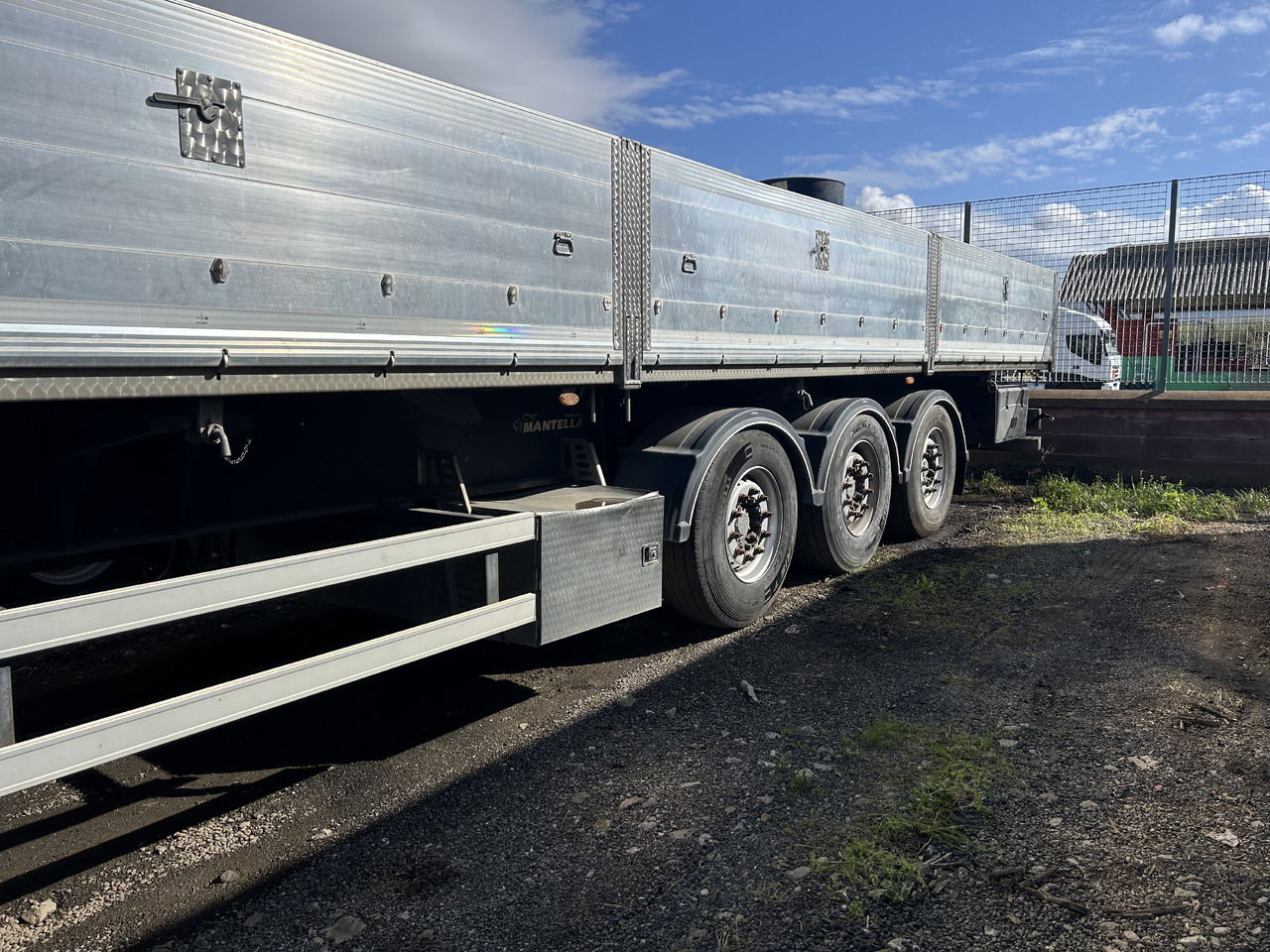 Mantella Trailers Srl SR Ribalt Bilaterale in acciaio sponde in alluminio - Kipper oplegger: afbeelding 2 Mantella Trailers Srl SR Ribalt Bilaterale in acciaio sponde in alluminio - Kipper oplegger: afbeelding 2