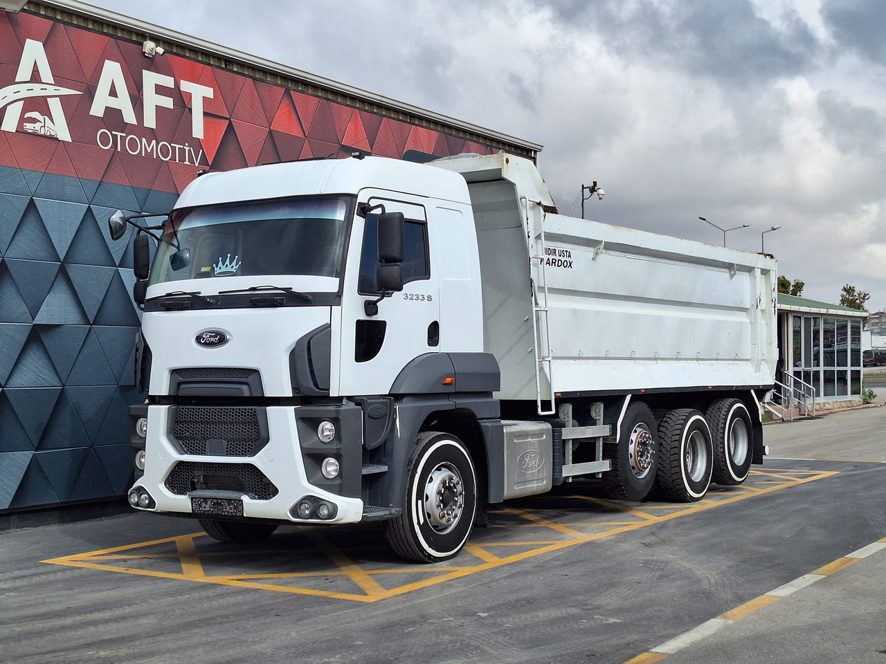 FORD 3233 S - Kipper vrachtwagen: afbeelding 1 FORD 3233 S - Kipper vrachtwagen: afbeelding 1