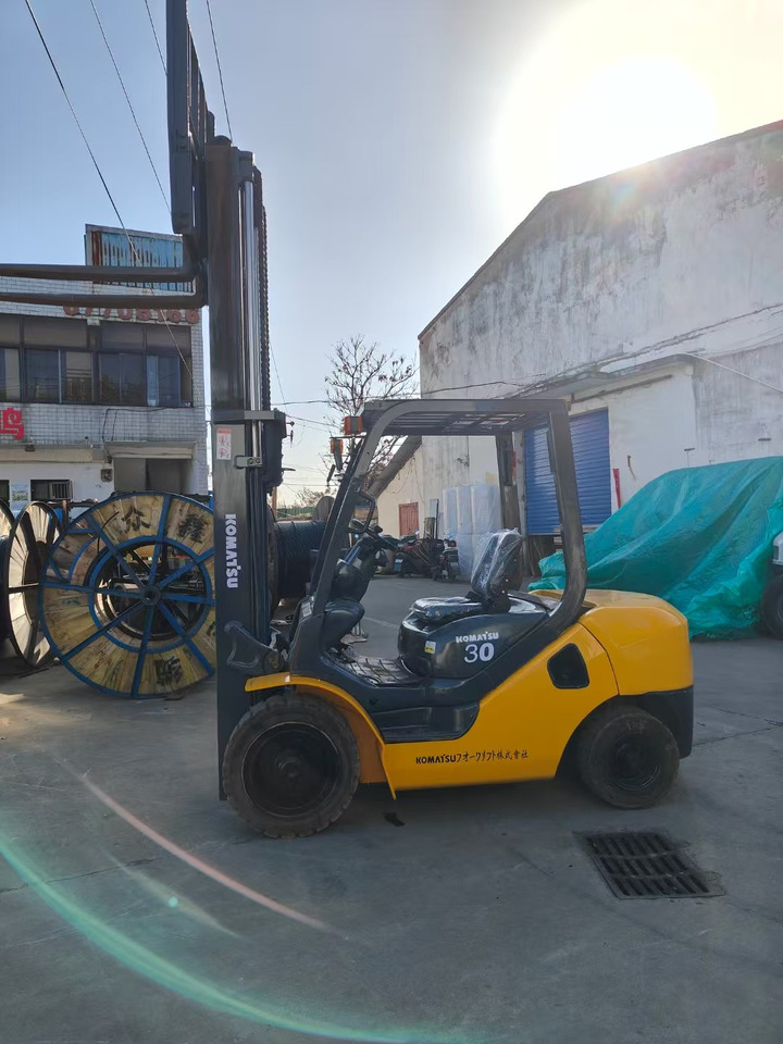 KOMATSU FD30T japan brand used 3 ton forklift - Diesel heftruck: afbeelding 4 KOMATSU FD30T japan brand used 3 ton forklift - Diesel heftruck: afbeelding 4