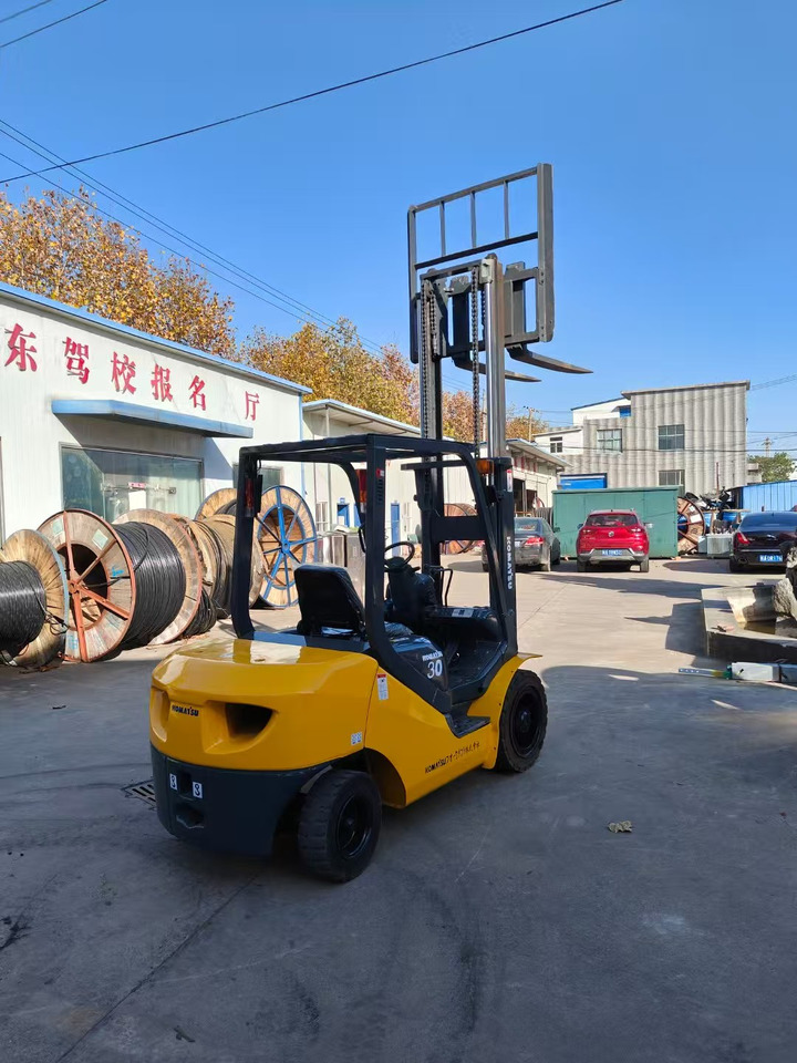 KOMATSU FD30T japan brand used 3 ton forklift - Diesel heftruck: afbeelding 5 KOMATSU FD30T japan brand used 3 ton forklift - Diesel heftruck: afbeelding 5