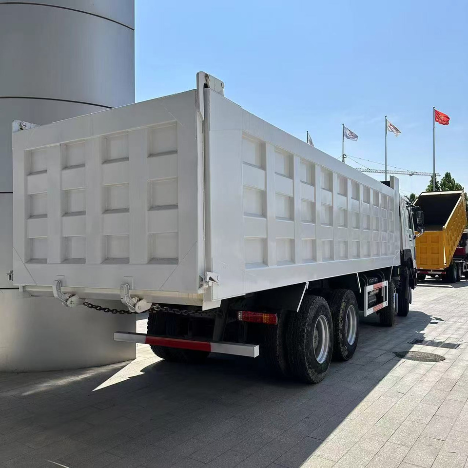 SINOTRUK howo 371 8x4 dump truck - Kipper vrachtwagen: afbeelding 2 SINOTRUK howo 371 8x4 dump truck - Kipper vrachtwagen: afbeelding 2