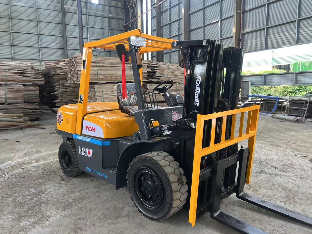 TCM fd50 japan brand original 5 ton diesel forklift 3 section 4.5m Customizable mast clamp side shift - Diesel heftruck: afbeelding 1 TCM fd50 japan brand original 5 ton diesel forklift 3 section 4.5m Customizable mast clamp side shift - Diesel heftruck: afbeelding 1