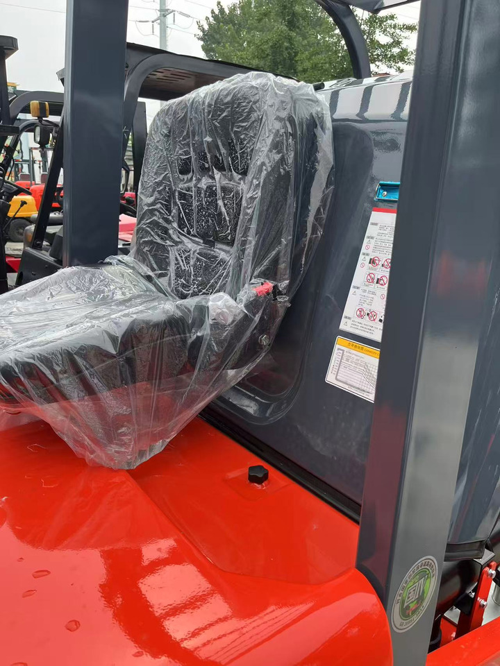 Heli brand new 2.5T diesel forklift famous China brand (Clamp available) - Diesel heftruck: afbeelding 3 Heli brand new 2.5T diesel forklift famous China brand (Clamp available) - Diesel heftruck: afbeelding 3