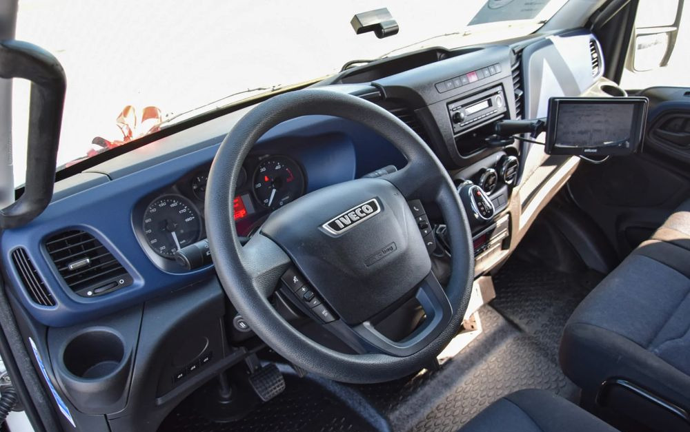 Koelwagen vrachtwagen Iveco DAILY 70C18 / 3.0 - 180 KM / AUTOMAT HI-MATIC / 3 OSOBY / CHŁODNIA - MROŹNIA 4,55 M / AGREGAD FRIGOBLOCK / WINDA SORENSEN / KLIMA / TEMPOMAT / KAMERA COFANIA / REGULOWANE ZAWIESZENIE / SERWISOWA: afbeelding 27 Koelwagen vrachtwagen Iveco DAILY 70C18 / 3.0 - 180 KM / AUTOMAT HI-MATIC / 3 OSOBY / CHŁODNIA - MROŹNIA 4,55 M / AGREGAD FRIGOBLOCK / WINDA SORENSEN / KLIMA / TEMPOMAT / KAMERA COFANIA / REGULOWANE ZAWIESZENIE / SERWISOWA: afbeelding 27