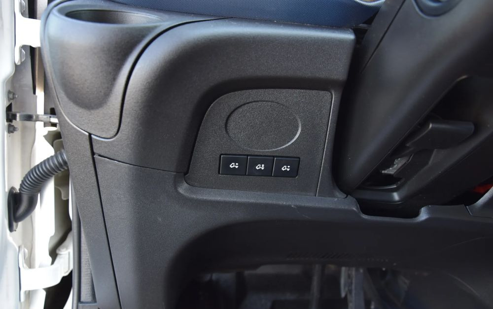 Koelwagen vrachtwagen Iveco DAILY 70C18 / 3.0 - 180 KM / AUTOMAT HI-MATIC / 3 OSOBY / CHŁODNIA - MROŹNIA 4,55 M / AGREGAD FRIGOBLOCK / WINDA SORENSEN / KLIMA / TEMPOMAT / KAMERA COFANIA / REGULOWANE ZAWIESZENIE / SERWISOWA: afbeelding 37 Koelwagen vrachtwagen Iveco DAILY 70C18 / 3.0 - 180 KM / AUTOMAT HI-MATIC / 3 OSOBY / CHŁODNIA - MROŹNIA 4,55 M / AGREGAD FRIGOBLOCK / WINDA SORENSEN / KLIMA / TEMPOMAT / KAMERA COFANIA / REGULOWANE ZAWIESZENIE / SERWISOWA: afbeelding 37