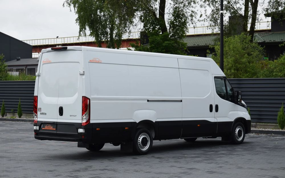 Iveco DAILY MAXI 35S16 / 2.3 - 160 KM / AUTOMAT HI-MATIC / NOWY MODEL / 3 OSOBY / DOSTAWCZE / BLASZAK / KLIMA / CZUJNIKI COFANIA / NISKI PRZEBIEG / 2022 / SERWISOWANY / Z NIEMIEC - Gesloten bestelwagen: afbeelding 5 Iveco DAILY MAXI 35S16 / 2.3 - 160 KM / AUTOMAT HI-MATIC / NOWY MODEL / 3 OSOBY / DOSTAWCZE / BLASZAK / KLIMA / CZUJNIKI COFANIA / NISKI PRZEBIEG / 2022 / SERWISOWANY / Z NIEMIEC - Gesloten bestelwagen: afbeelding 5
