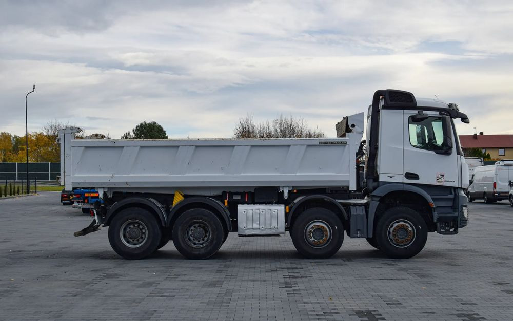 Mercedes-Benz AROCS 3243 / 8x4 / EURO 6 / WYWROTKA / MELLER KIPPER / HYDROBURTA / AUTOMAT / SERWISOWANY / SPROWADZONY - Kipper vrachtwagen: afbeelding 4 Mercedes-Benz AROCS 3243 / 8x4 / EURO 6 / WYWROTKA / MELLER KIPPER / HYDROBURTA / AUTOMAT / SERWISOWANY / SPROWADZONY - Kipper vrachtwagen: afbeelding 4