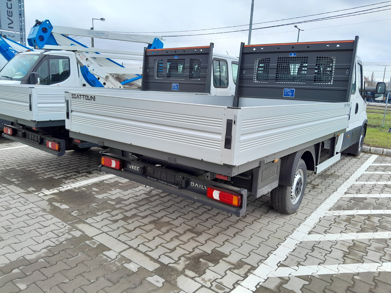 Iveco Daila 35 Daily C 18 H 3450 - Bestelwagen met open laadbak: afbeelding 4 Iveco Daila 35 Daily C 18 H 3450 - Bestelwagen met open laadbak: afbeelding 4