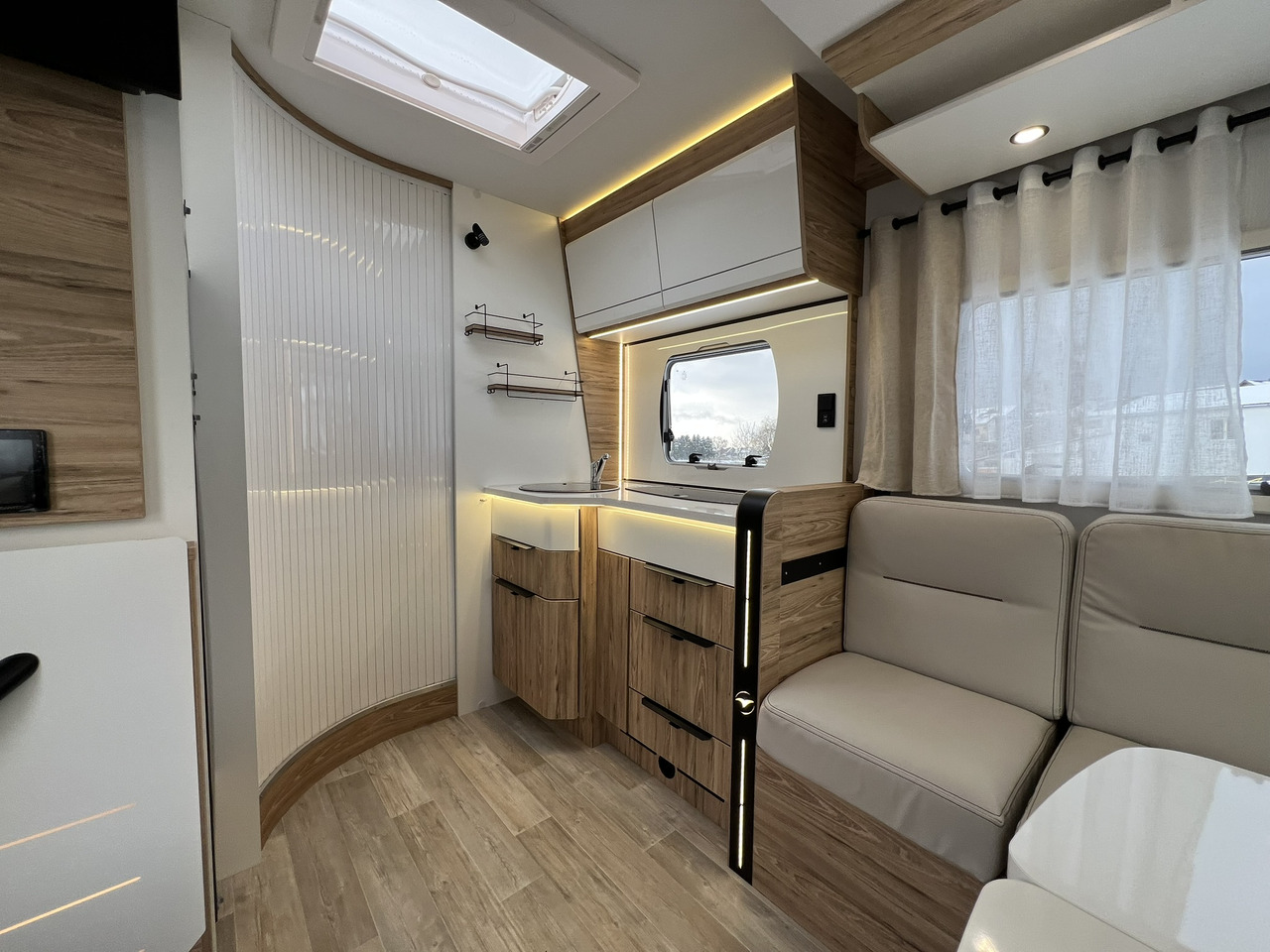 Pilote Pacific P696D Hubbett - Solar - Markise - Half integraal camper: afbeelding 5 Pilote Pacific P696D Hubbett - Solar - Markise - Half integraal camper: afbeelding 5