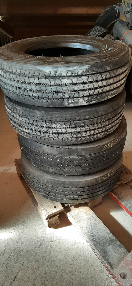 Gebrauchte FireStone FS 400 Reifen ohne Felgen, 235 / 75 R17,5 Artikel - Nr. : 81.99999 - 9999 - Band voor Vrachtwagen: afbeelding 4 Gebrauchte FireStone FS 400 Reifen ohne Felgen, 235 / 75 R17,5 Artikel - Nr. : 81.99999 - 9999 - Band voor Vrachtwagen: afbeelding 4
