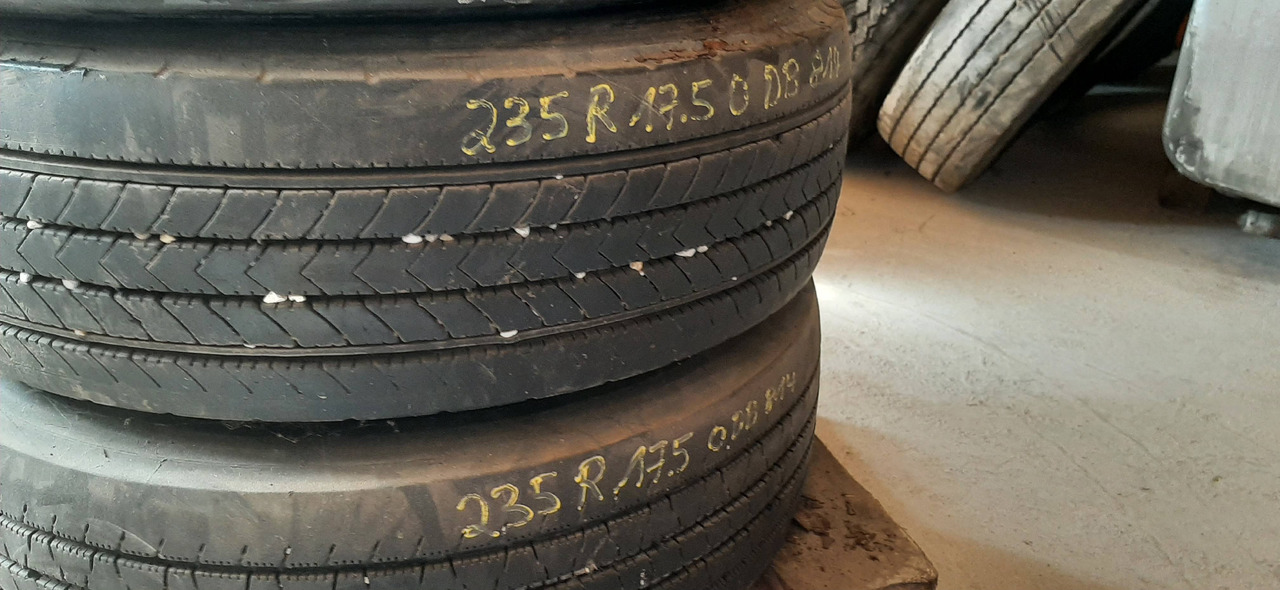 Gebrauchte FireStone FS 400 Reifen ohne Felgen, 235 / 75 R17,5 Artikel - Nr. : 81.99999 - 9999 - Band voor Vrachtwagen: afbeelding 3 Gebrauchte FireStone FS 400 Reifen ohne Felgen, 235 / 75 R17,5 Artikel - Nr. : 81.99999 - 9999 - Band voor Vrachtwagen: afbeelding 3