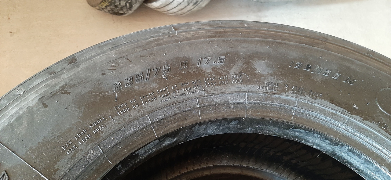 Gebrauchte FireStone FS 400 Reifen ohne Felgen, 235 / 75 R17,5 Artikel - Nr. : 81.99999 - 9999 - Band voor Vrachtwagen: afbeelding 5 Gebrauchte FireStone FS 400 Reifen ohne Felgen, 235 / 75 R17,5 Artikel - Nr. : 81.99999 - 9999 - Band voor Vrachtwagen: afbeelding 5