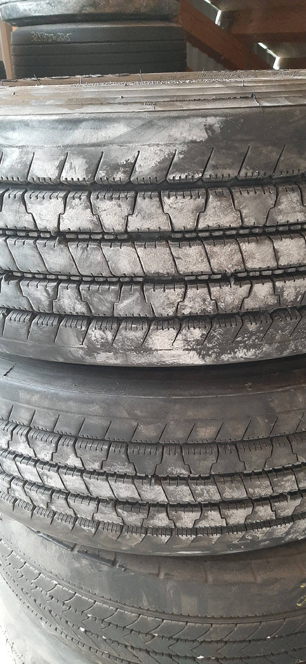 Gebrauchte FireStone FS 400 Reifen ohne Felgen, 235 / 75 R17,5 Artikel - Nr. : 81.99999 - 9999 - Band voor Vrachtwagen: afbeelding 2 Gebrauchte FireStone FS 400 Reifen ohne Felgen, 235 / 75 R17,5 Artikel - Nr. : 81.99999 - 9999 - Band voor Vrachtwagen: afbeelding 2