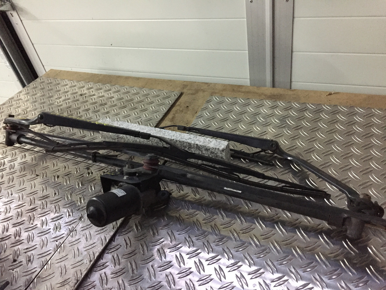 Gebrauchter Scheibenwischer MAN TGA 26.440 XXL mit Wischmotor Artikel - Nr.: 81.26411-6119 - Ruitenwisser voor Vrachtwagen: afbeelding 2 Gebrauchter Scheibenwischer MAN TGA 26.440 XXL mit Wischmotor Artikel - Nr.: 81.26411-6119 - Ruitenwisser voor Vrachtwagen: afbeelding 2