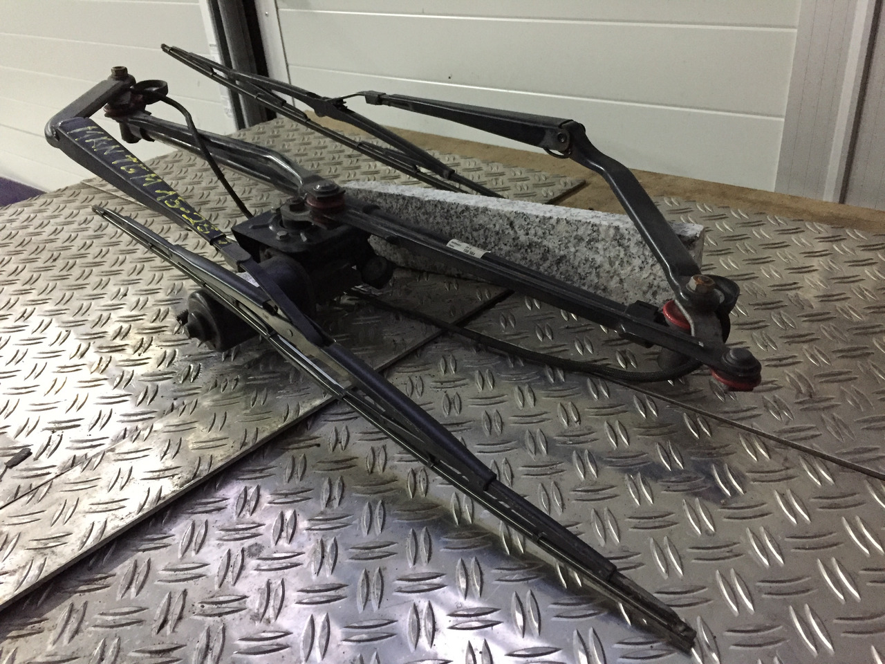 Gebrauchter Scheibenwischer MAN TGM 15.280 mit Wischmotor Artikel - Nr.: 81.26411-6118 - Ruitenwisser voor Vrachtwagen: afbeelding 2 Gebrauchter Scheibenwischer MAN TGM 15.280 mit Wischmotor Artikel - Nr.: 81.26411-6118 - Ruitenwisser voor Vrachtwagen: afbeelding 2