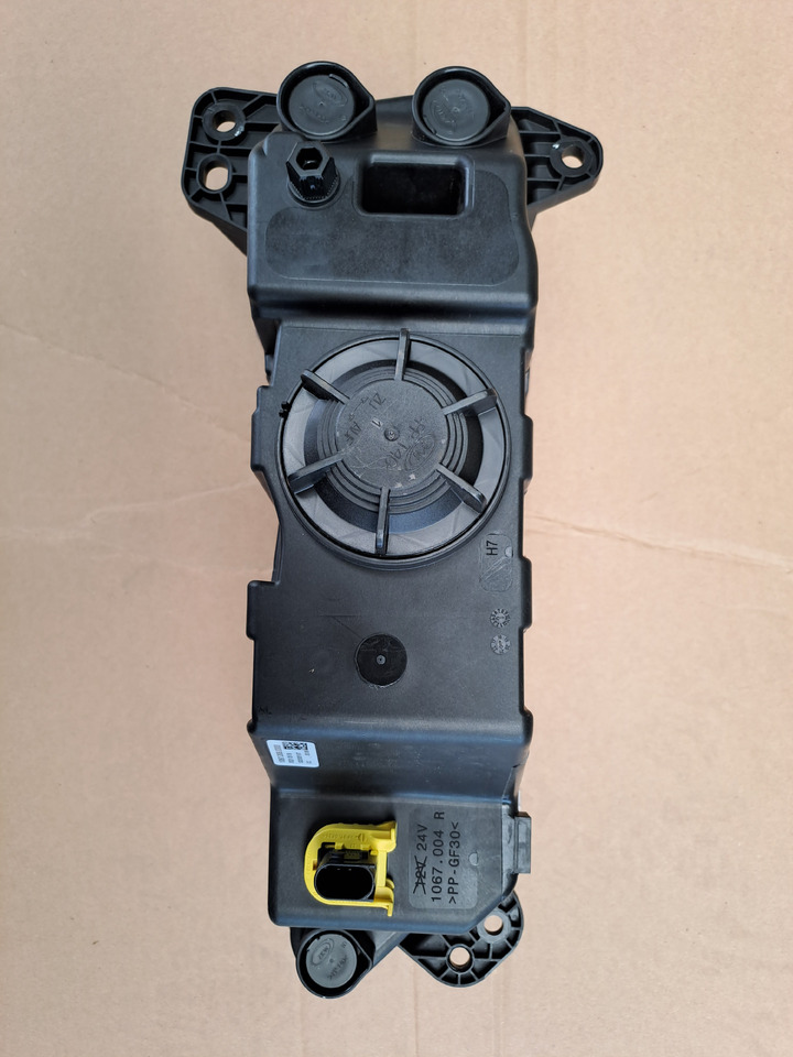 Neuwertiger Nebelscheinwerfer MAN TG3 rechts, Artikel - Nr. : 81.25204 - 0002 / 0001 - Mistlamp voor Vrachtwagen: afbeelding 4 Neuwertiger Nebelscheinwerfer MAN TG3 rechts, Artikel - Nr. : 81.25204 - 0002 / 0001 - Mistlamp voor Vrachtwagen: afbeelding 4