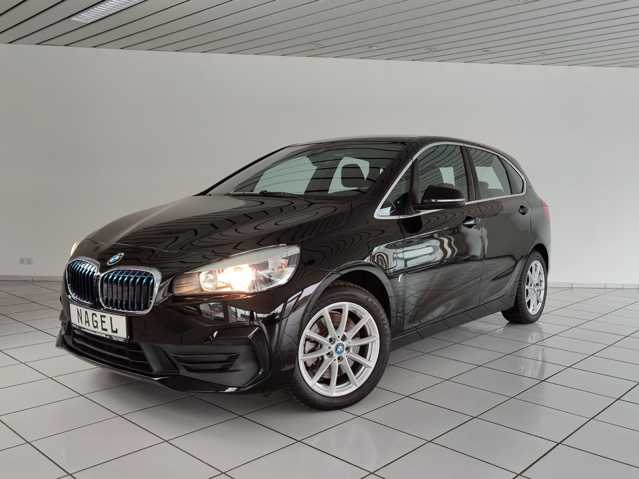 BMW 225 xe ActiveTourer iPerf. Advantage*Navi*SHZ* Hybrid 165kW - Sedan: afbeelding 1 BMW 225 xe ActiveTourer iPerf. Advantage*Navi*SHZ* Hybrid 165kW - Sedan: afbeelding 1