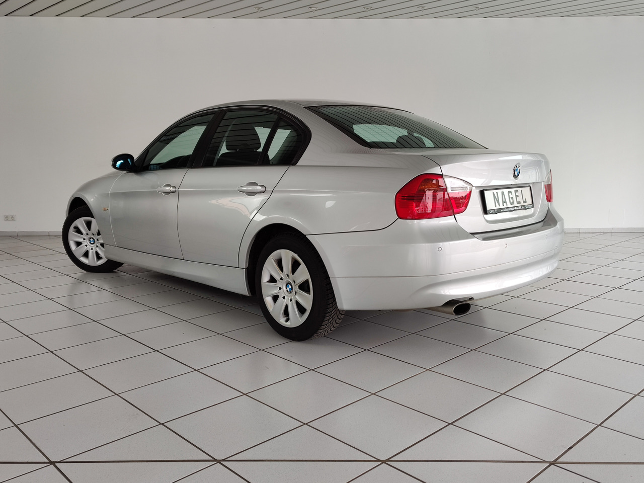 BMW 320i Audiosystem Professional, Automatik, PDC, Licht-Paket - Sedan: afbeelding 3 BMW 320i Audiosystem Professional, Automatik, PDC, Licht-Paket - Sedan: afbeelding 3