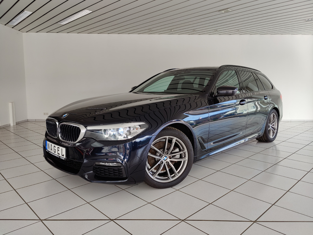 BMW 520 d xDrive M Sport Navi Kam Pano SHZ - Stationwagen: afbeelding 1 BMW 520 d xDrive M Sport Navi Kam Pano SHZ - Stationwagen: afbeelding 1