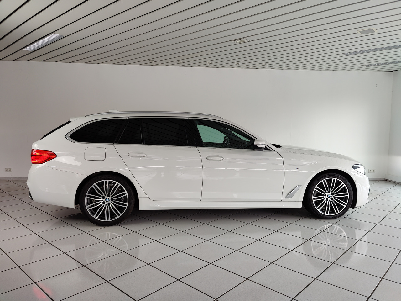 BMW 520 d xDrive Touring M Sport Pano Navi Rükam Apple Android DAB - Stationwagen: afbeelding 5 BMW 520 d xDrive Touring M Sport Pano Navi Rükam Apple Android DAB - Stationwagen: afbeelding 5