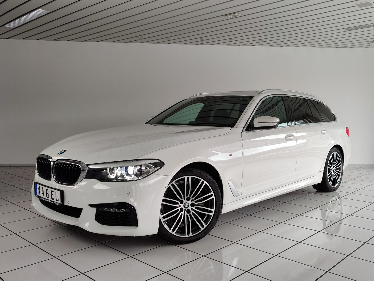 BMW 520 d xDrive Touring M Sport Pano Navi Rükam Apple Android DAB - Stationwagen: afbeelding 1 BMW 520 d xDrive Touring M Sport Pano Navi Rükam Apple Android DAB - Stationwagen: afbeelding 1