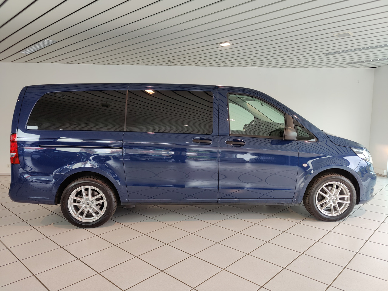 Mercedes-Benz Vito Tourer 114 CDI Pro lang 8-Sitzer Navi - Stationwagen: afbeelding 5 Mercedes-Benz Vito Tourer 114 CDI Pro lang 8-Sitzer Navi - Stationwagen: afbeelding 5