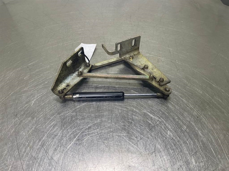 Schaeff SKL834-0451019031-Hinge left/Scharnier - Frame/ Chassis voor Bouwmachine: afbeelding 1 Schaeff SKL834-0451019031-Hinge left/Scharnier - Frame/ Chassis voor Bouwmachine: afbeelding 1