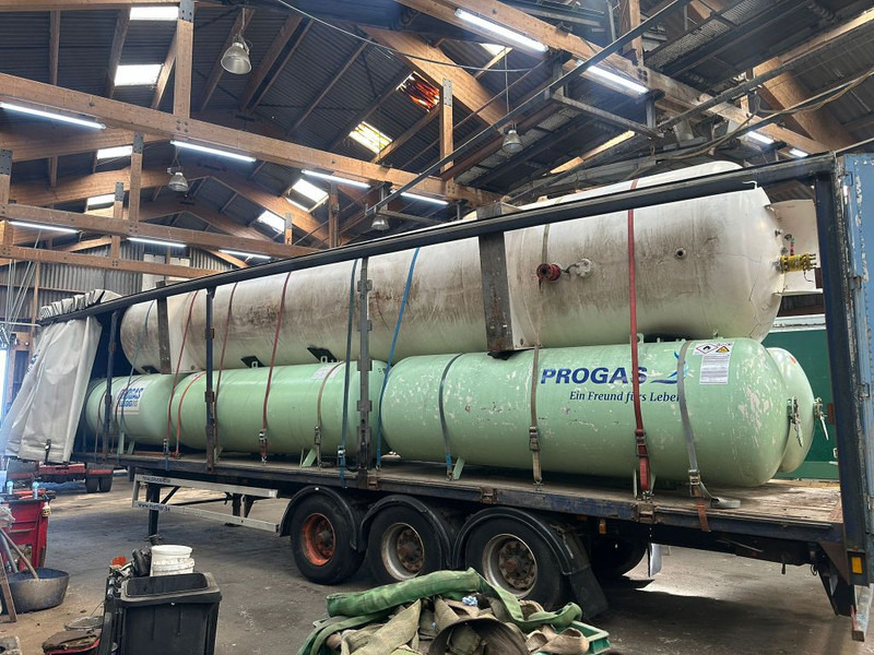 FULL TRAILER LOADED WITH LPG TANKS - Schuifzeiloplegger: afbeelding 1 FULL TRAILER LOADED WITH LPG TANKS - Schuifzeiloplegger: afbeelding 1