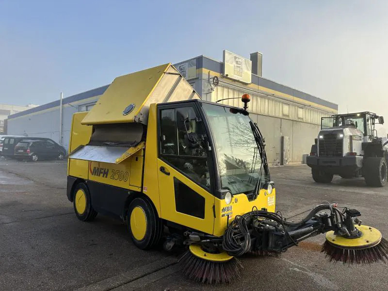 Diversen MFH 2500 Kehrmaschine Klima 3 Besen AEBI MATEC MFH 2500 Kehrmaschine Klima 3 Besen - Industriële veegmachine: afbeelding 1 Diversen MFH 2500 Kehrmaschine Klima 3 Besen AEBI MATEC MFH 2500 Kehrmaschine Klima 3 Besen - Industriële veegmachine: afbeelding 1