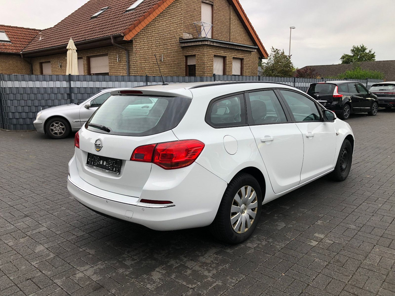 Opel Astra J 1.6 CDTi Sports Tourer Edition - Stationwagen: afbeelding 2 Opel Astra J 1.6 CDTi Sports Tourer Edition - Stationwagen: afbeelding 2