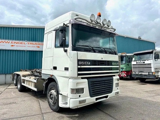 DAF 95.480 XF SPACECAB 6x2 WITH HOOK-ARM SYSTEM (EURO 3 / ZF16 MANUAL GEARBOX / ZF-INTARDER / STEEL-/AIR SUSPENSION / AIRCONDITIONIN - Haakarmsysteem vrachtwagen: afbeelding 2 DAF 95.480 XF SPACECAB 6x2 WITH HOOK-ARM SYSTEM (EURO 3 / ZF16 MANUAL GEARBOX / ZF-INTARDER / STEEL-/AIR SUSPENSION / AIRCONDITIONIN - Haakarmsysteem vrachtwagen: afbeelding 2