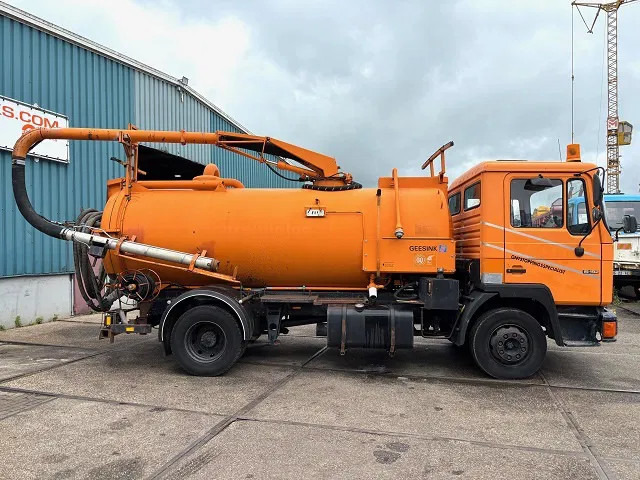 MAN F 15.192 (6-CILINDER) WITH GEESINK VACUUM TANK (MANUAL GEARBOX / P.T.O.) ORIGINAL DUTCH TRUCK - Vacuümwagen: afbeelding 4 MAN F 15.192 (6-CILINDER) WITH GEESINK VACUUM TANK (MANUAL GEARBOX / P.T.O.) ORIGINAL DUTCH TRUCK - Vacuümwagen: afbeelding 4