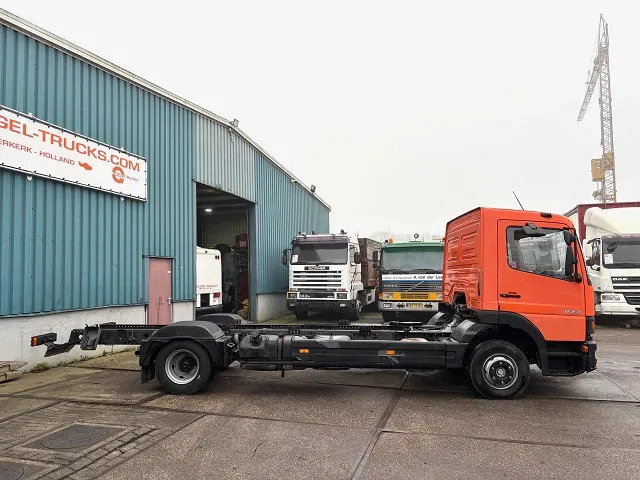 Mercedes-Benz Atego 823L DAY CAB (6-CILINDER) 4x2 CHASSIS (MANUAL GEARBOX / SPER DIFFERENTIAL / 6-CILINDER ENGINE) - Chassis vrachtwagen: afbeelding 4 Mercedes-Benz Atego 823L DAY CAB (6-CILINDER) 4x2 CHASSIS (MANUAL GEARBOX / SPER DIFFERENTIAL / 6-CILINDER ENGINE) - Chassis vrachtwagen: afbeelding 4