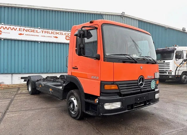 Mercedes-Benz Atego 823L DAY CAB (6-CILINDER) 4x2 CHASSIS (MANUAL GEARBOX / SPER DIFFERENTIAL / 6-CILINDER ENGINE) - Chassis vrachtwagen: afbeelding 2 Mercedes-Benz Atego 823L DAY CAB (6-CILINDER) 4x2 CHASSIS (MANUAL GEARBOX / SPER DIFFERENTIAL / 6-CILINDER ENGINE) - Chassis vrachtwagen: afbeelding 2