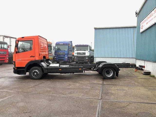 Mercedes-Benz Atego 823L DAY CAB (6-CILINDER) 4x2 CHASSIS (MANUAL GEARBOX / SPER DIFFERENTIAL / 6-CILINDER ENGINE) - Chassis vrachtwagen: afbeelding 5 Mercedes-Benz Atego 823L DAY CAB (6-CILINDER) 4x2 CHASSIS (MANUAL GEARBOX / SPER DIFFERENTIAL / 6-CILINDER ENGINE) - Chassis vrachtwagen: afbeelding 5