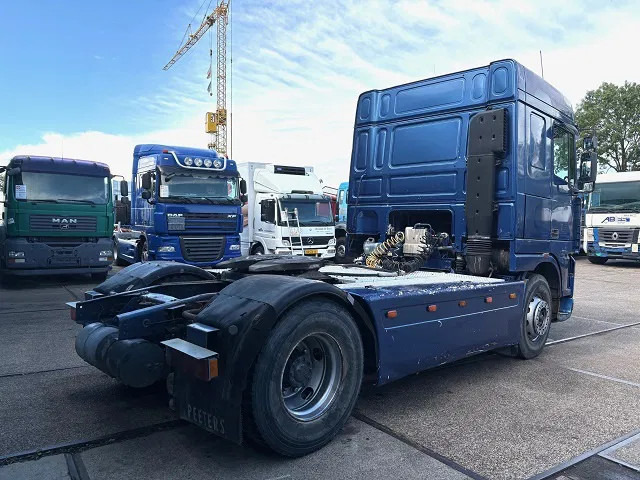 DAF 95.380 XF SPACECAB (EURO 2 / ZF16 MANUAL GEARBOX / HYDRAULIC KIT / P.T.O. / SIDE SKIRTS / AIRCONDITIONING) - Trekker: afbeelding 3 DAF 95.380 XF SPACECAB (EURO 2 / ZF16 MANUAL GEARBOX / HYDRAULIC KIT / P.T.O. / SIDE SKIRTS / AIRCONDITIONING) - Trekker: afbeelding 3