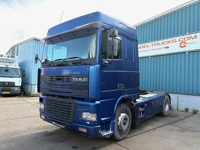 DAF 95.380 XF SPACECAB (EURO 2 / ZF16 MANUAL GEARBOX / HYDRAULIC KIT / P.T.O. / SIDE SKIRTS / AIRCONDITIONING) - Trekker: afbeelding 1 DAF 95.380 XF SPACECAB (EURO 2 / ZF16 MANUAL GEARBOX / HYDRAULIC KIT / P.T.O. / SIDE SKIRTS / AIRCONDITIONING) - Trekker: afbeelding 1