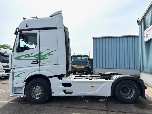 Mercedes-Benz Actros 1845 LS BIGSPACE (RETARDER / EURO 5 / TELLIGENT GEARBOX / FULL SPOILERSET / 2x DIESELTANK / AIRCONDITIONING) - Trekker: afbeelding 5 Mercedes-Benz Actros 1845 LS BIGSPACE (RETARDER / EURO 5 / TELLIGENT GEARBOX / FULL SPOILERSET / 2x DIESELTANK / AIRCONDITIONING) - Trekker: afbeelding 5