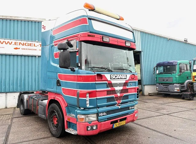Scania R164-580 V8 TOPLINE COLLECTORS ITEM!! / APK 10-2026!! (12+2 MANUAL GEARBOX / RETARDER / AIRCONDITIONING / 2x TANK / ETC.) - Trekker: afbeelding 2 Scania R164-580 V8 TOPLINE COLLECTORS ITEM!! / APK 10-2026!! (12+2 MANUAL GEARBOX / RETARDER / AIRCONDITIONING / 2x TANK / ETC.) - Trekker: afbeelding 2