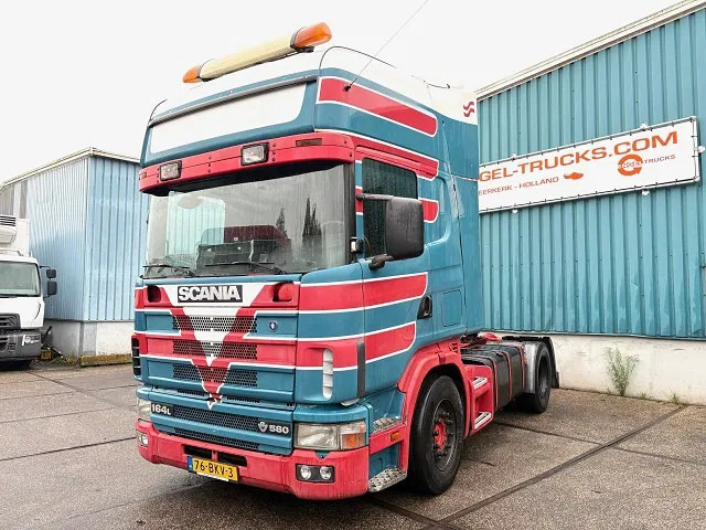 Scania R164-580 V8 TOPLINE COLLECTORS ITEM!! / APK 10-2026!! (12+2 MANUAL GEARBOX / RETARDER / AIRCONDITIONING / 2x TANK / ETC.) - Trekker: afbeelding 1 Scania R164-580 V8 TOPLINE COLLECTORS ITEM!! / APK 10-2026!! (12+2 MANUAL GEARBOX / RETARDER / AIRCONDITIONING / 2x TANK / ETC.) - Trekker: afbeelding 1