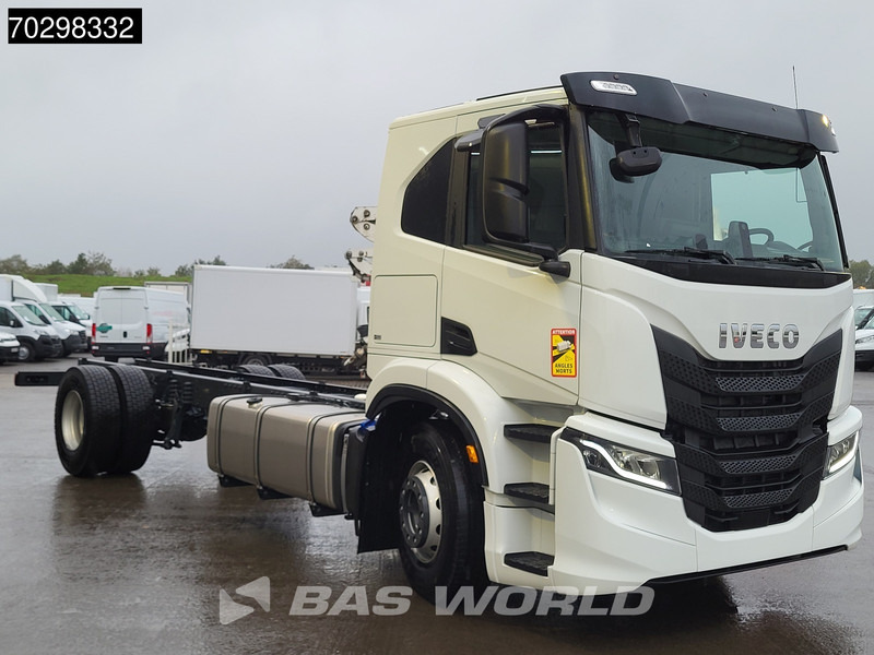 Iveco S-Way 340 4X2 NEW chassis! Automatic Navi ACC LED Euro 6 - Chassis vrachtwagen: afbeelding 3 Iveco S-Way 340 4X2 NEW chassis! Automatic Navi ACC LED Euro 6 - Chassis vrachtwagen: afbeelding 3