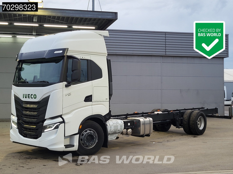 Iveco S-Way 420 4X2 NEW! Chassis, Automatic Standklima 2xTanks Euro 6 - Chassis vrachtwagen: afbeelding 1 Iveco S-Way 420 4X2 NEW! Chassis, Automatic Standklima 2xTanks Euro 6 - Chassis vrachtwagen: afbeelding 1