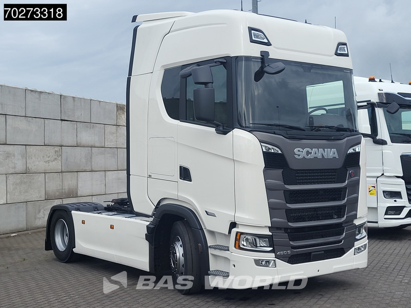 Scania S460 4X2 NEW! Retarder 2x Tanks ACC Navi Standklima - Trekker: afbeelding 3 Scania S460 4X2 NEW! Retarder 2x Tanks ACC Navi Standklima - Trekker: afbeelding 3