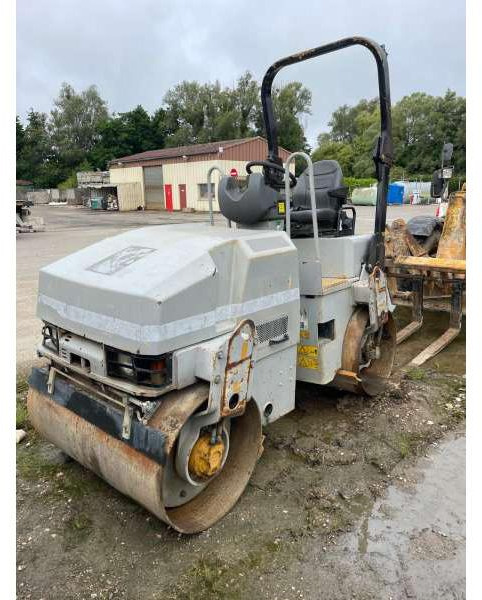Caterpillar CB24 - Asfaltwals: afbeelding 1 Caterpillar CB24 - Asfaltwals: afbeelding 1