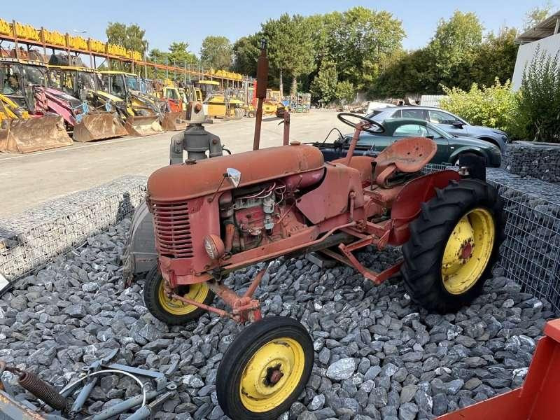 MASSEY-HARRIS PONY 812 - Tractor: afbeelding 1 MASSEY-HARRIS PONY 812 - Tractor: afbeelding 1