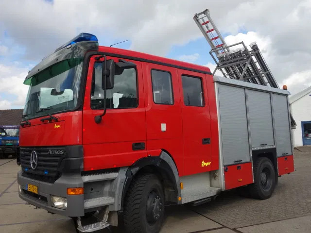 Mercedes-Benz Actros 1831 4X4 ZIEGLER BOMBEROS POMP,2500 L TANK - Brandweerwagen: afbeelding 2 Mercedes-Benz Actros 1831 4X4 ZIEGLER BOMBEROS POMP,2500 L TANK - Brandweerwagen: afbeelding 2