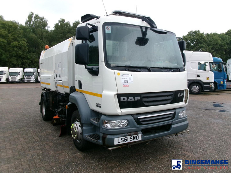 DAF LF 55.220 4x2 Scarab sweeper - Veegwagen: afbeelding 2 DAF LF 55.220 4x2 Scarab sweeper - Veegwagen: afbeelding 2