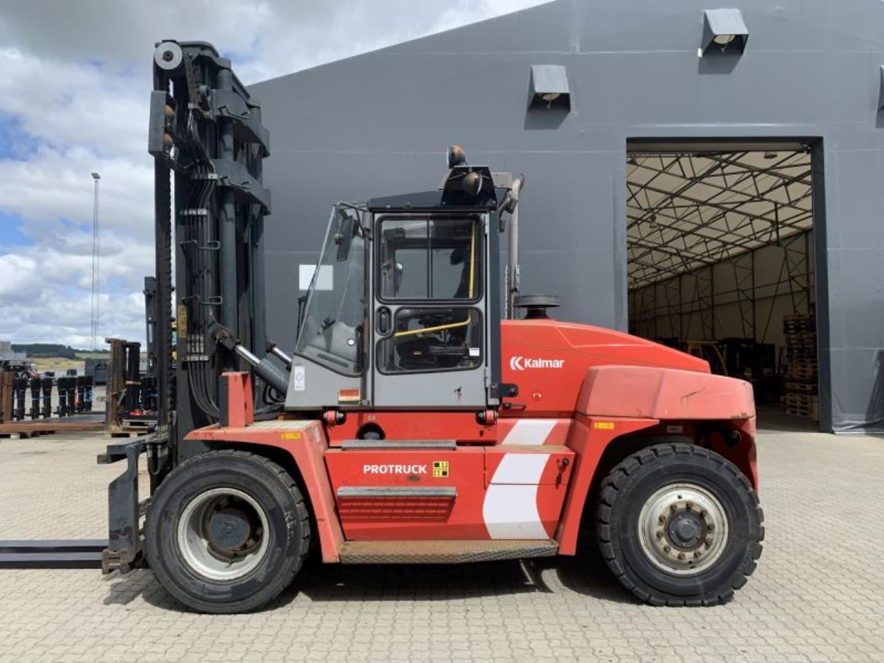 Kalmar DCE100-6 - Diesel heftruck: afbeelding 1 Kalmar DCE100-6 - Diesel heftruck: afbeelding 1